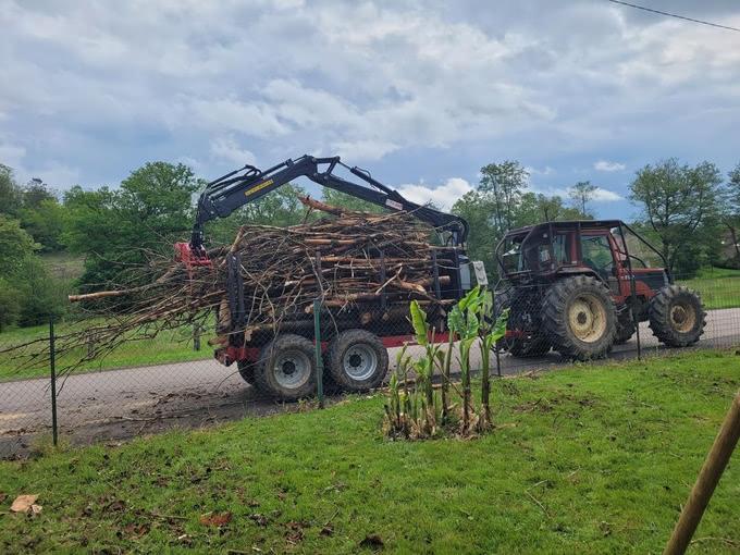 Tracateur forestier Fiat F110 avec remorque grue chargée de bois énergie branchage
