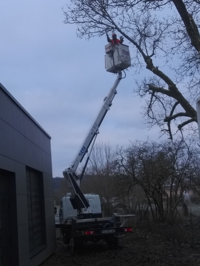 Camion nacelle de 20m avec Joan, le gérant aux commandes
